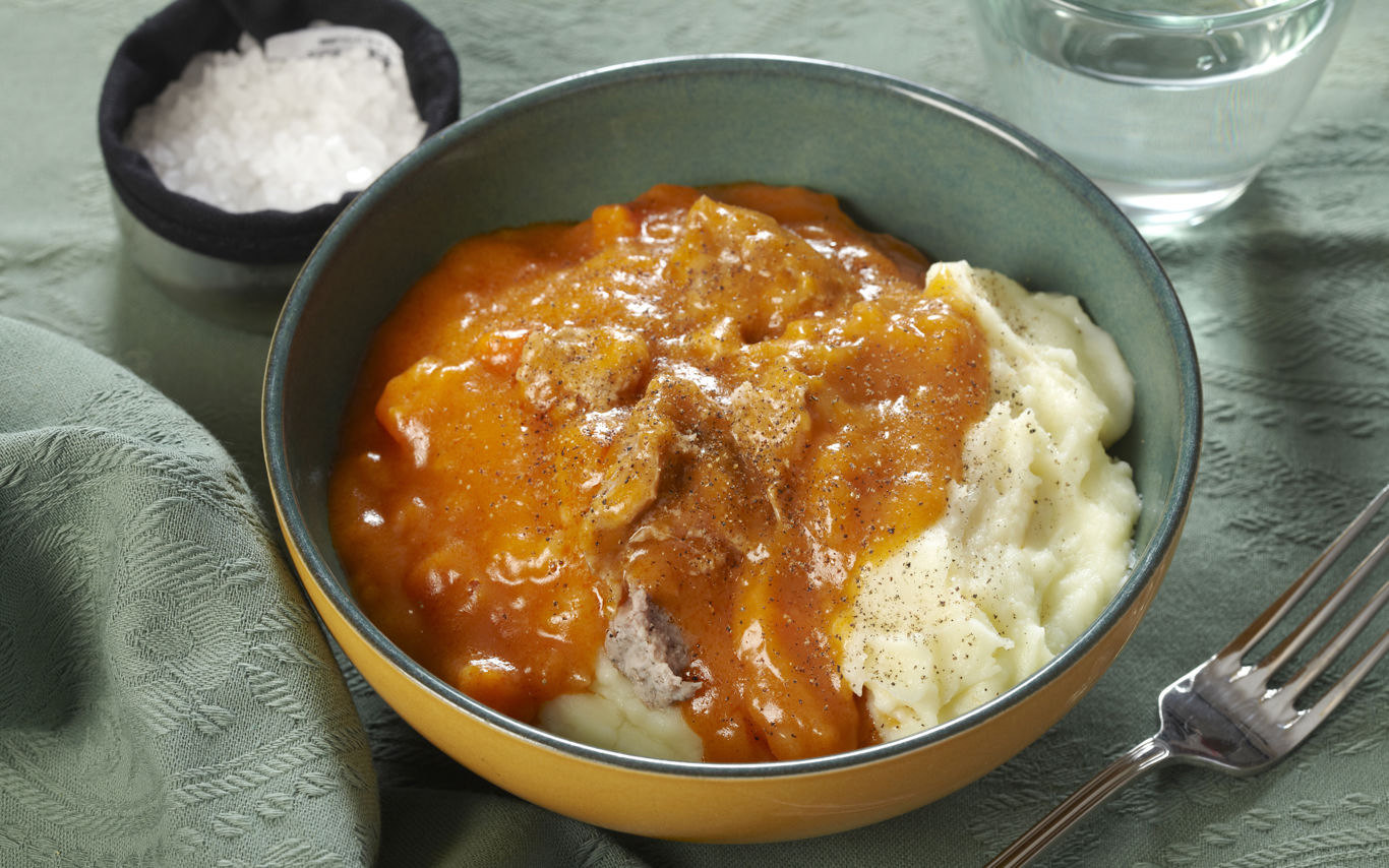 Flødegullasch med kartoffelmos