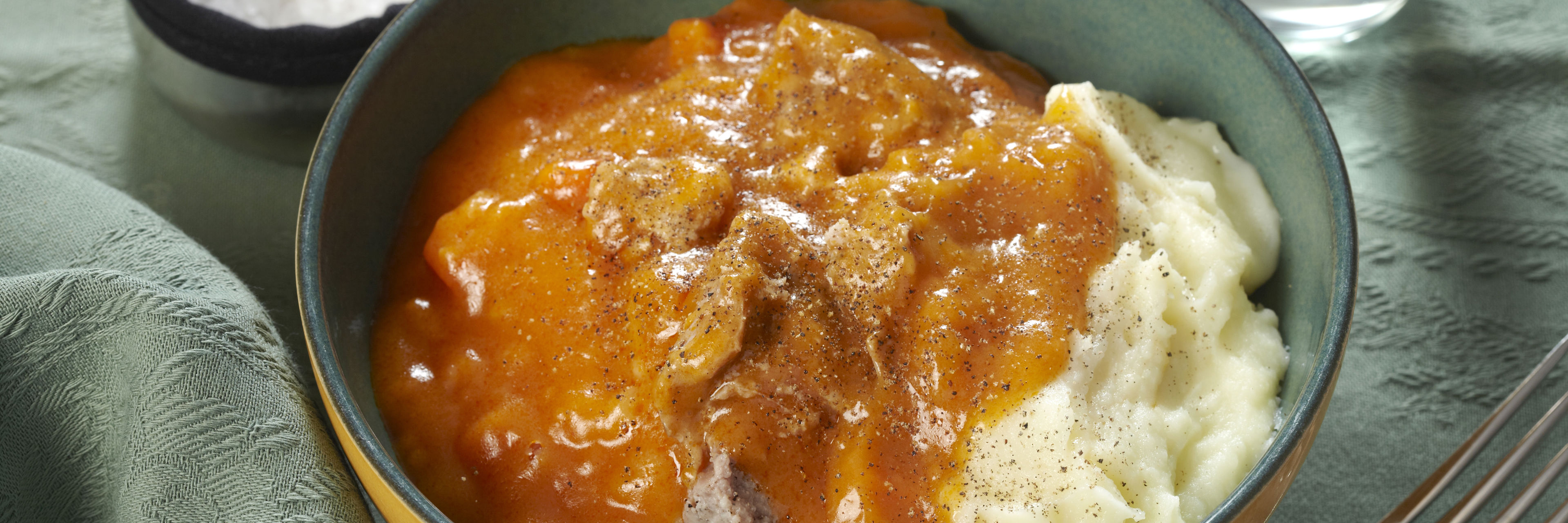 Flødegullasch med kartoffelmos