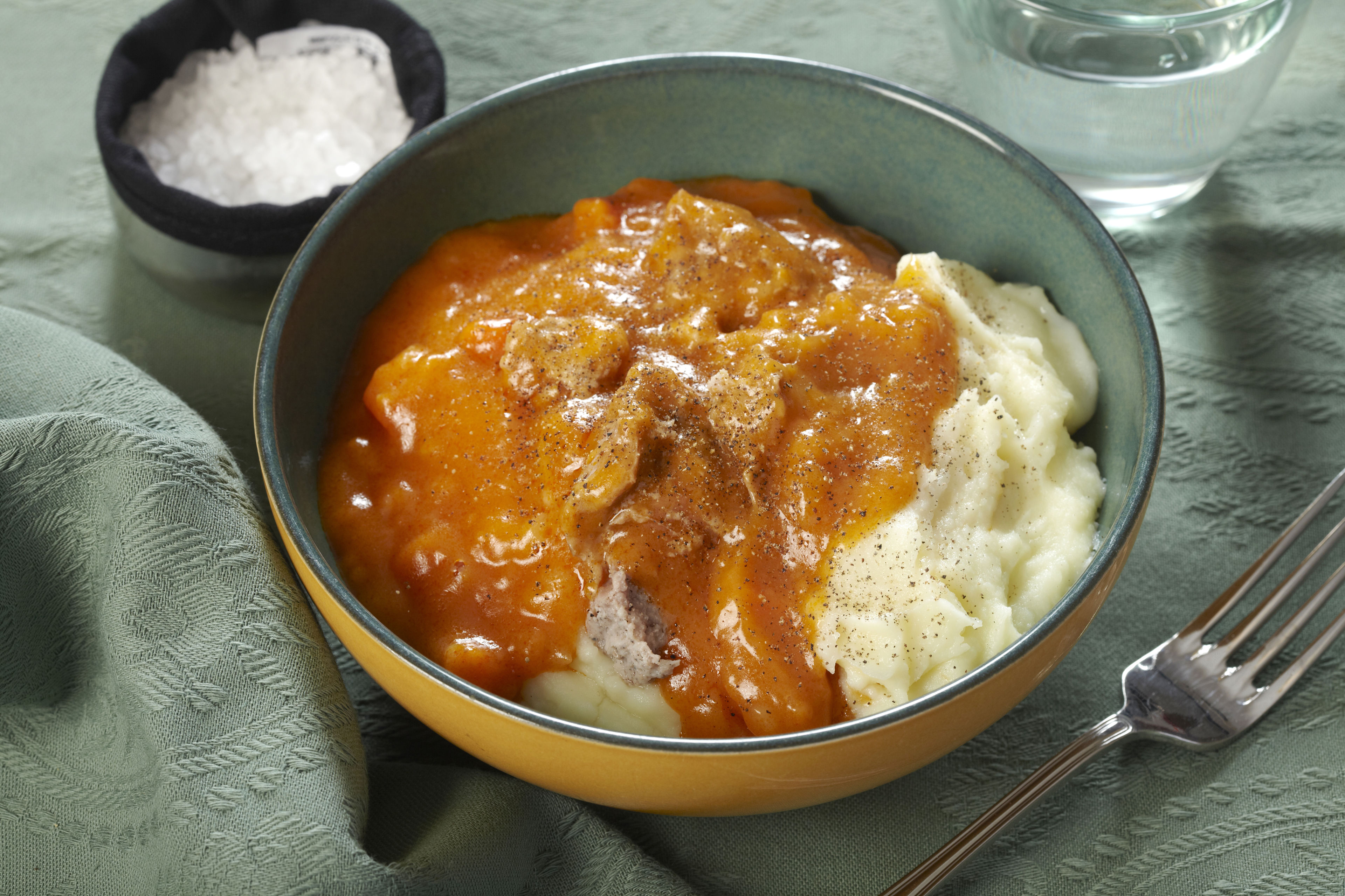 Flødegullasch med kartoffelmos