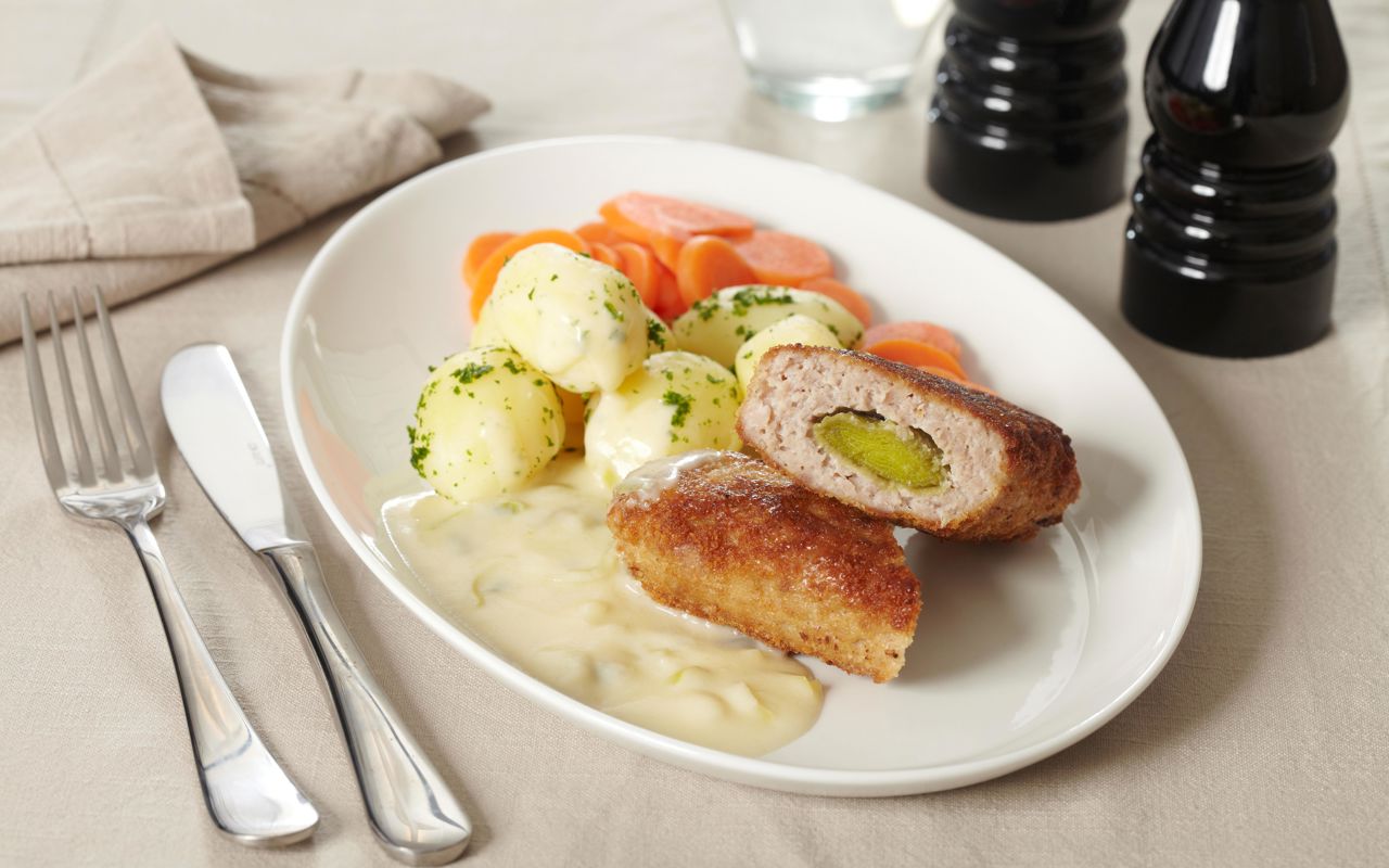 Farseret porre med kartoftler, sovs og gulerødder