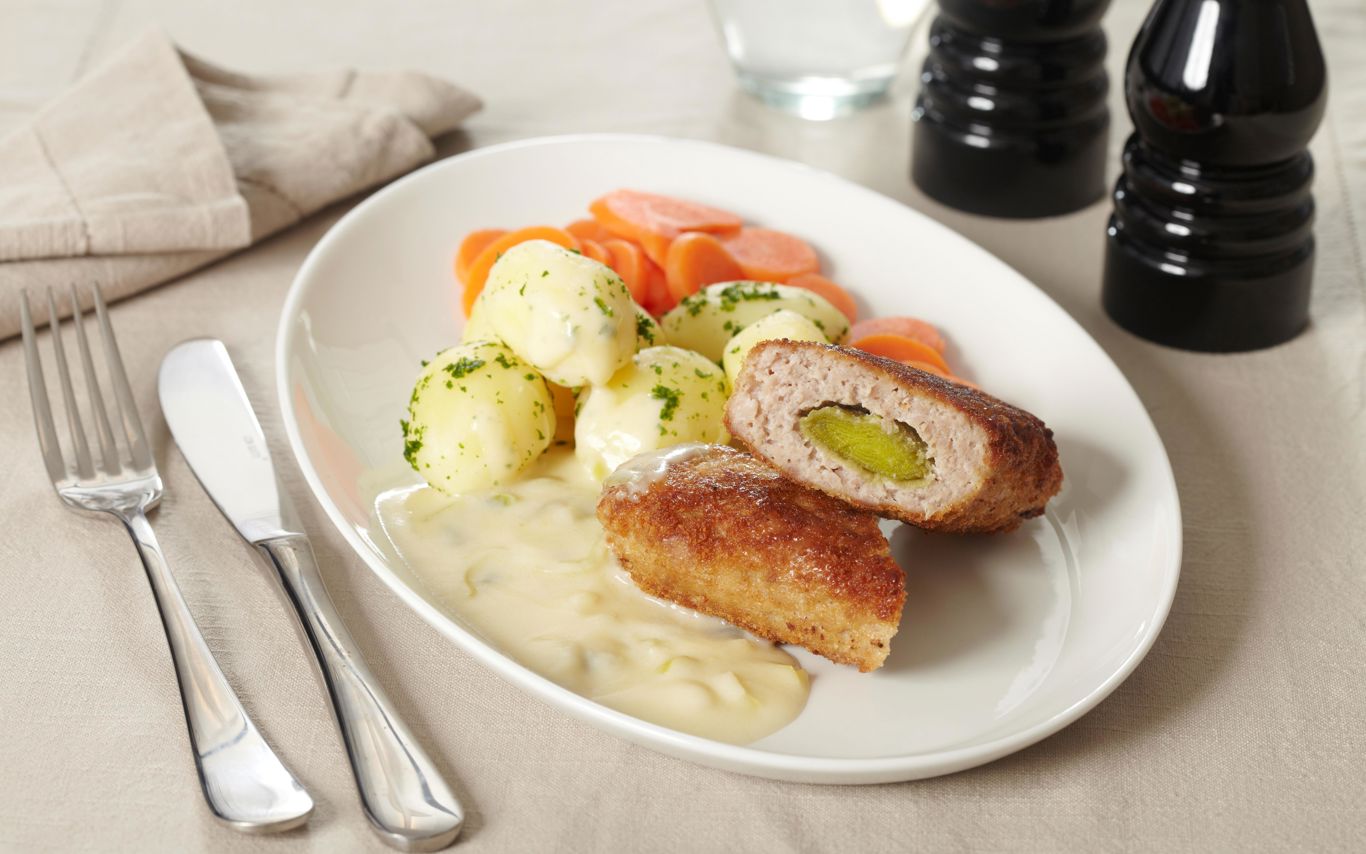 Farseret porre med kartoftler, sovs og gulerødder