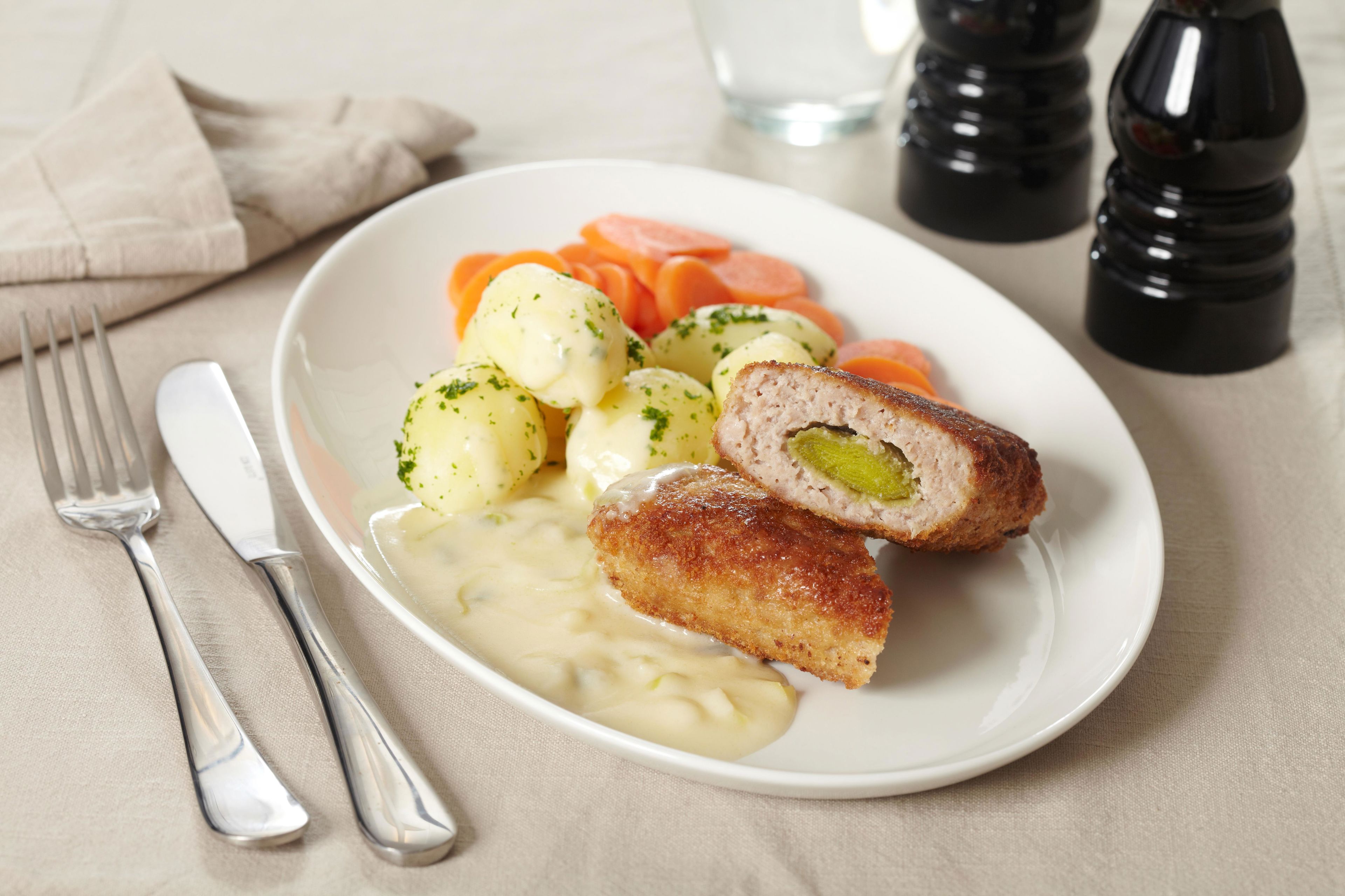 Farseret porre med kartoftler, sovs og gulerødder