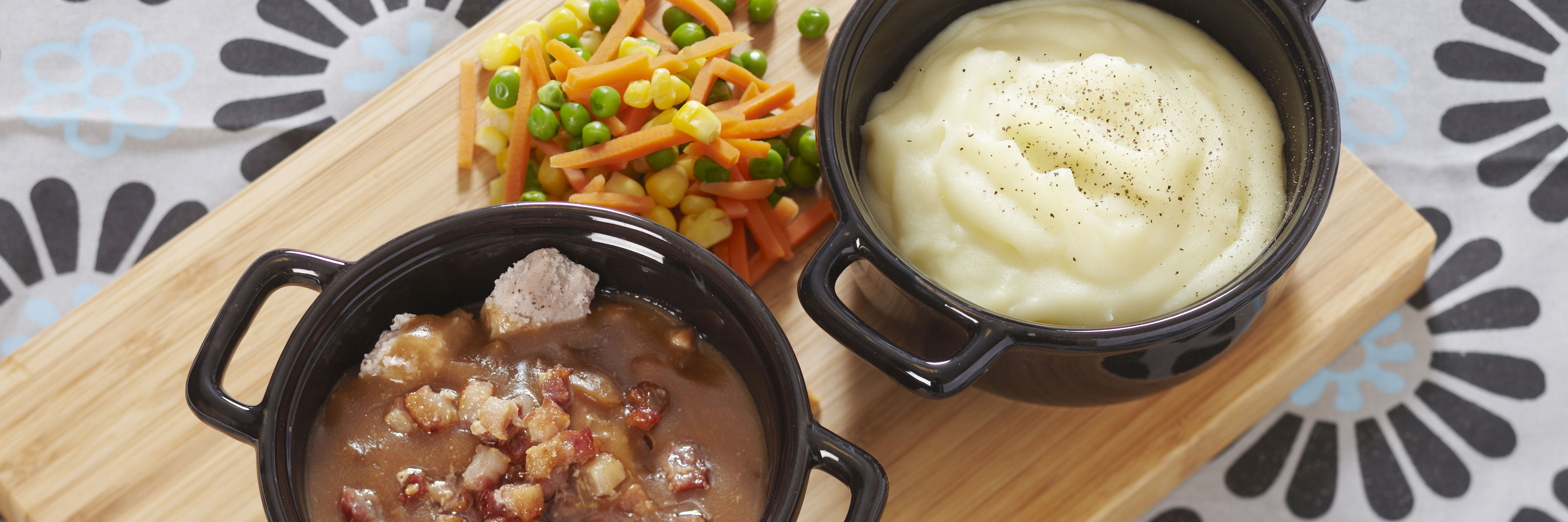 Bacongryde med kartoffelmos og grøntsager