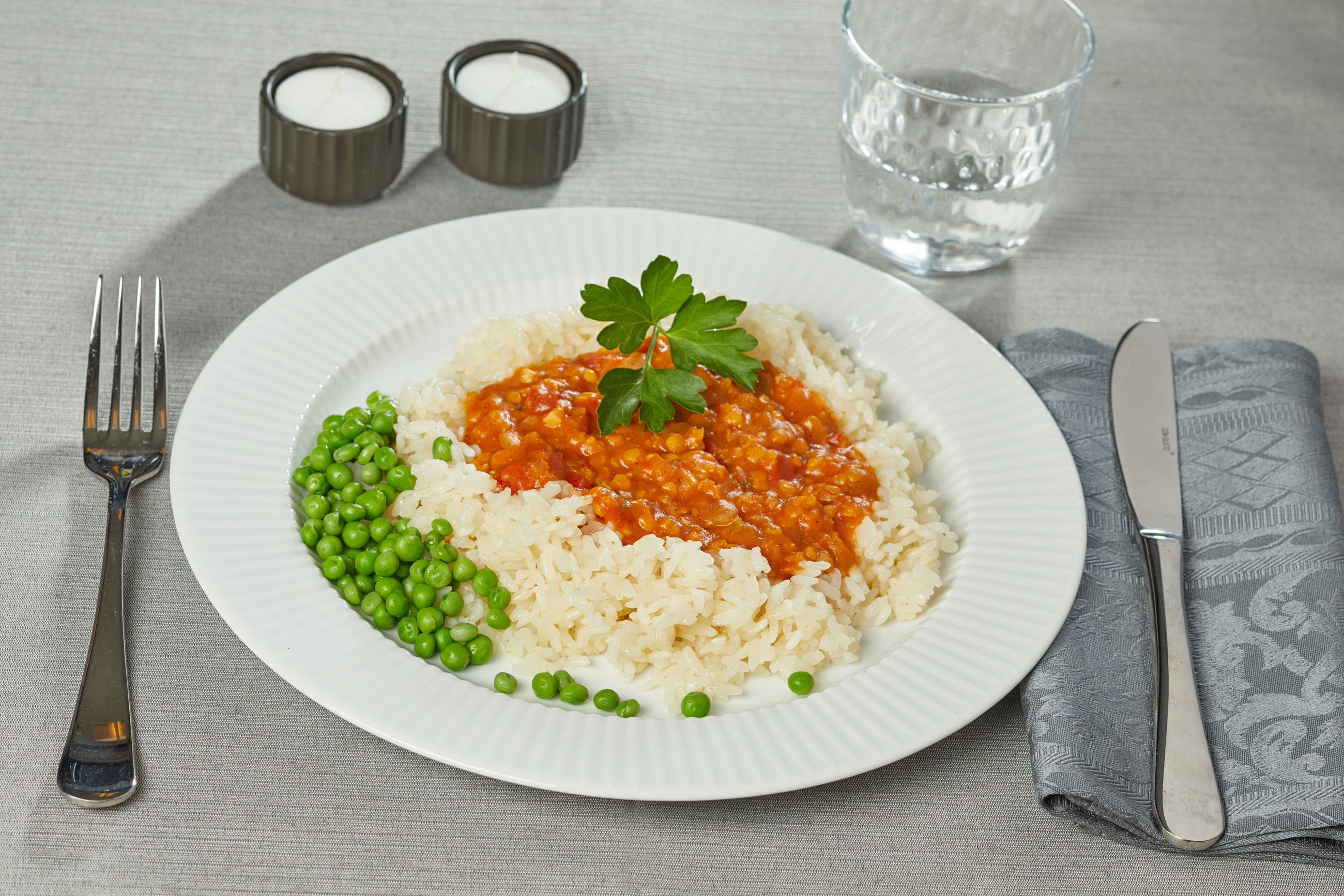 Vegetarisk mexicansk linsegryde med ris og ærter