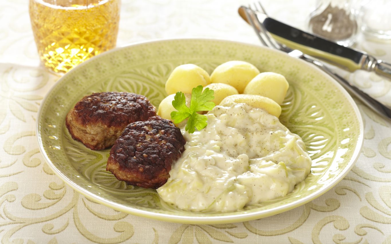 Frikadeller med stuvet sommer spidskål og kartofler