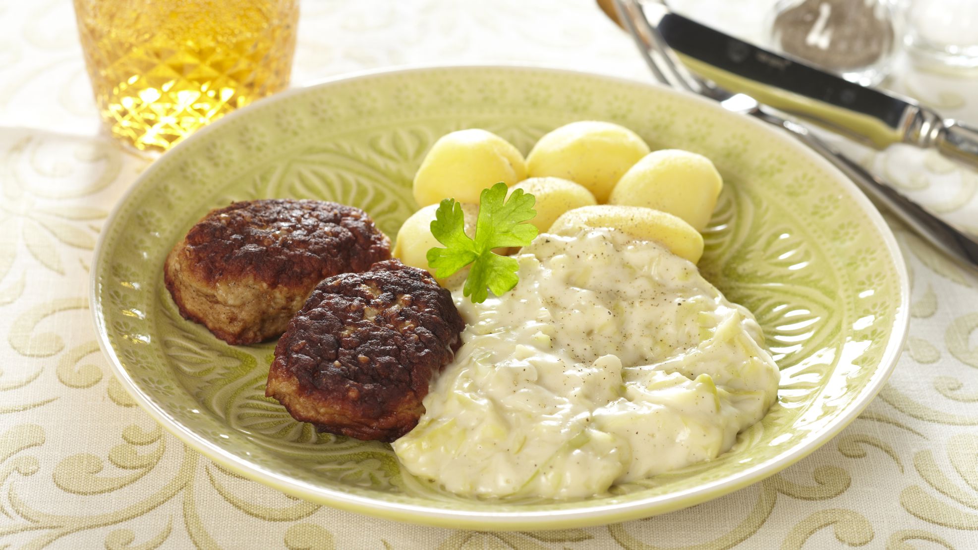 Frikadeller med stuvet sommer spidskål og kartofler