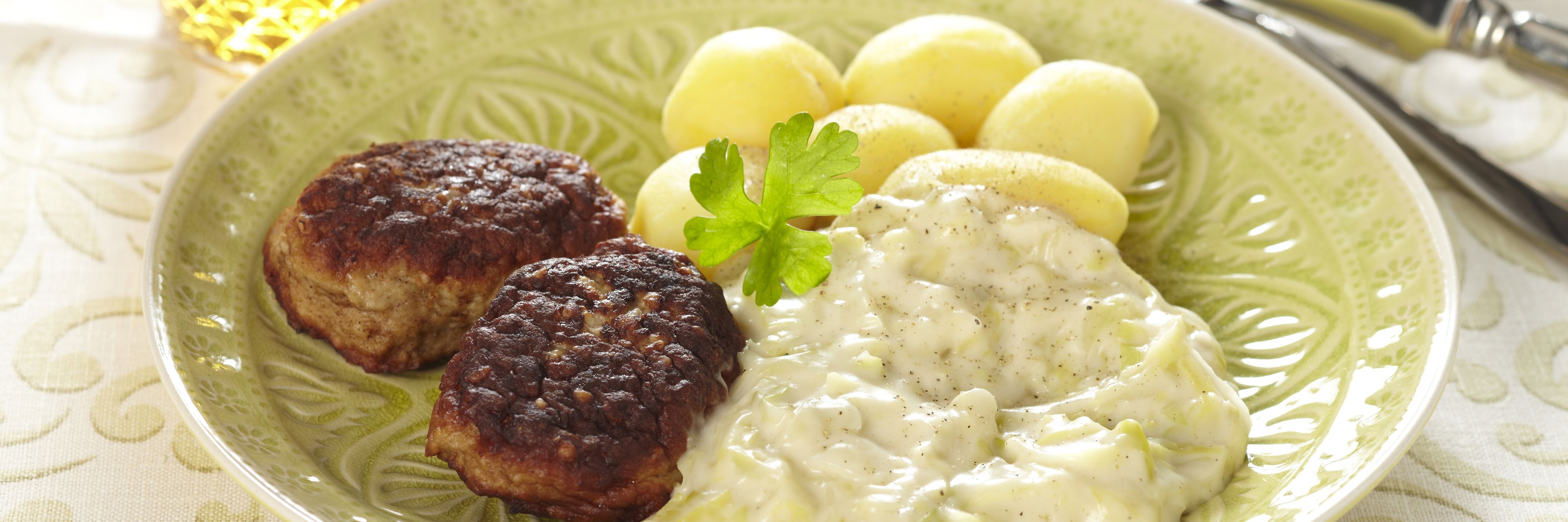 Frikadeller med stuvet sommer spidskål og kartofler