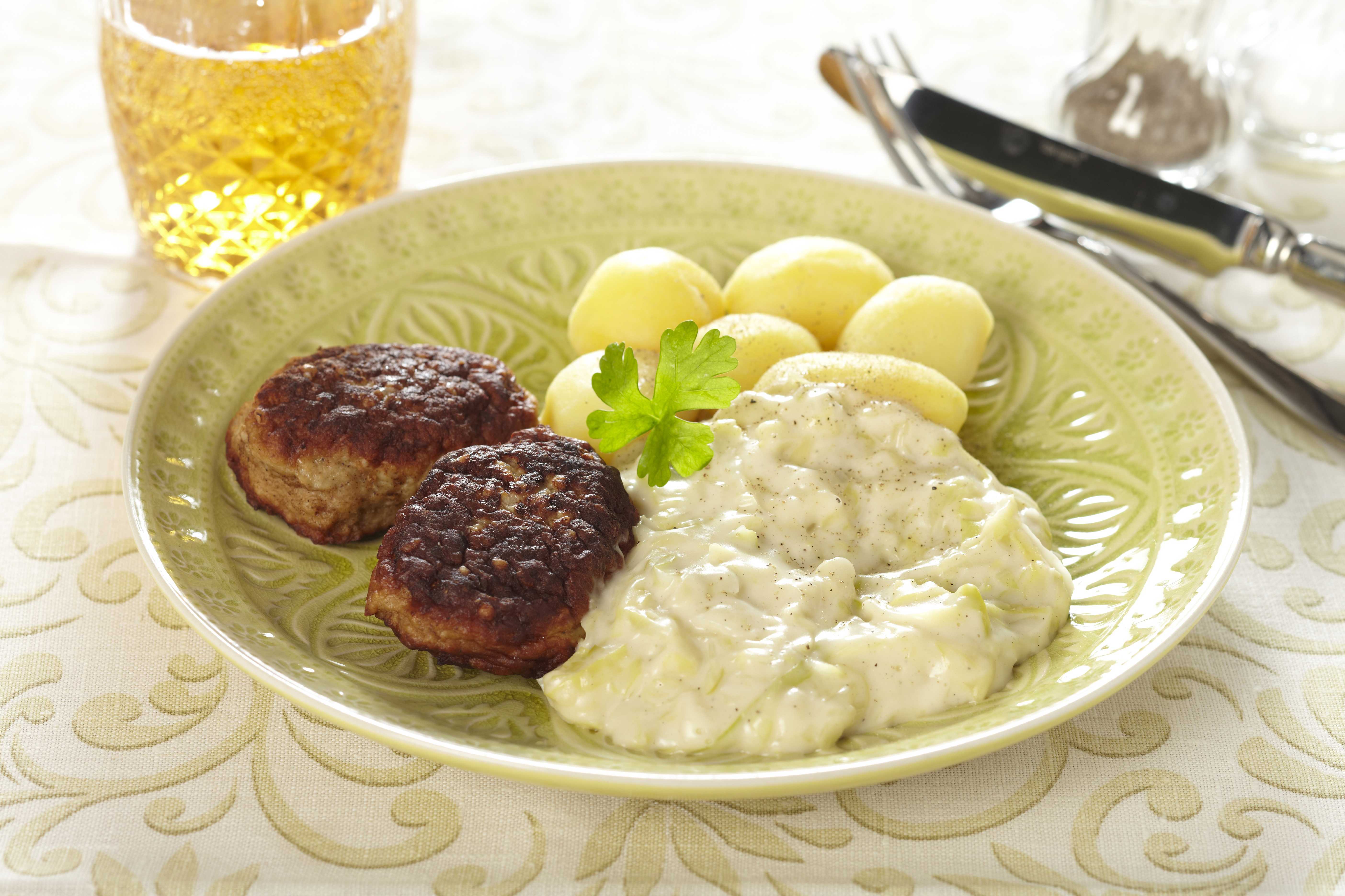 Frikadeller med stuvet sommer spidskål og kartofler