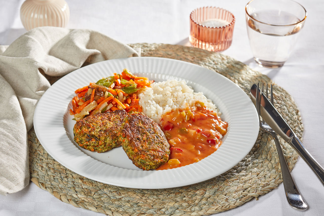 Gulerodsfrikadeller med peberfrugtsovs, ris og wokgrønt