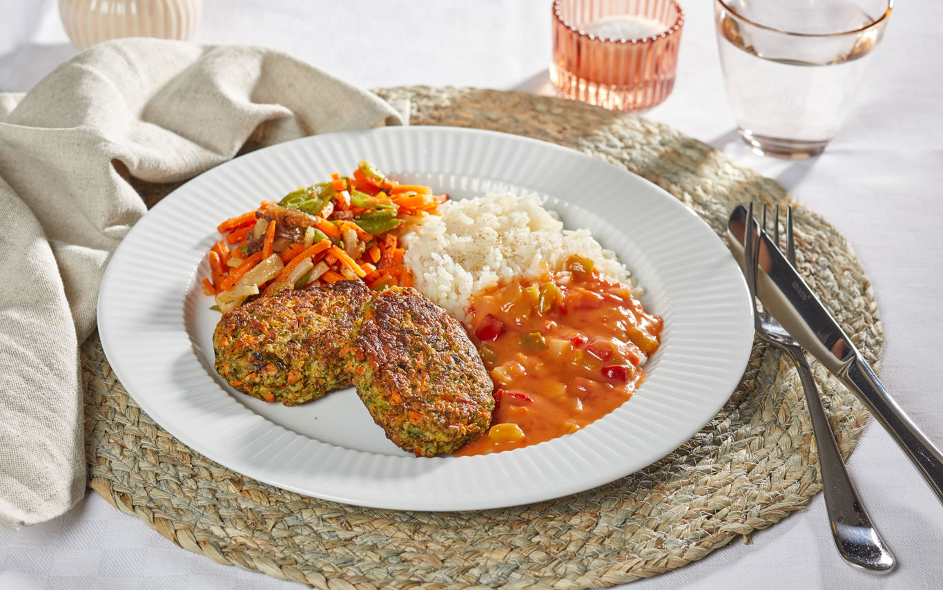 Gulerodsfrikadeller med peberfrugtsovs, ris og wokgrønt