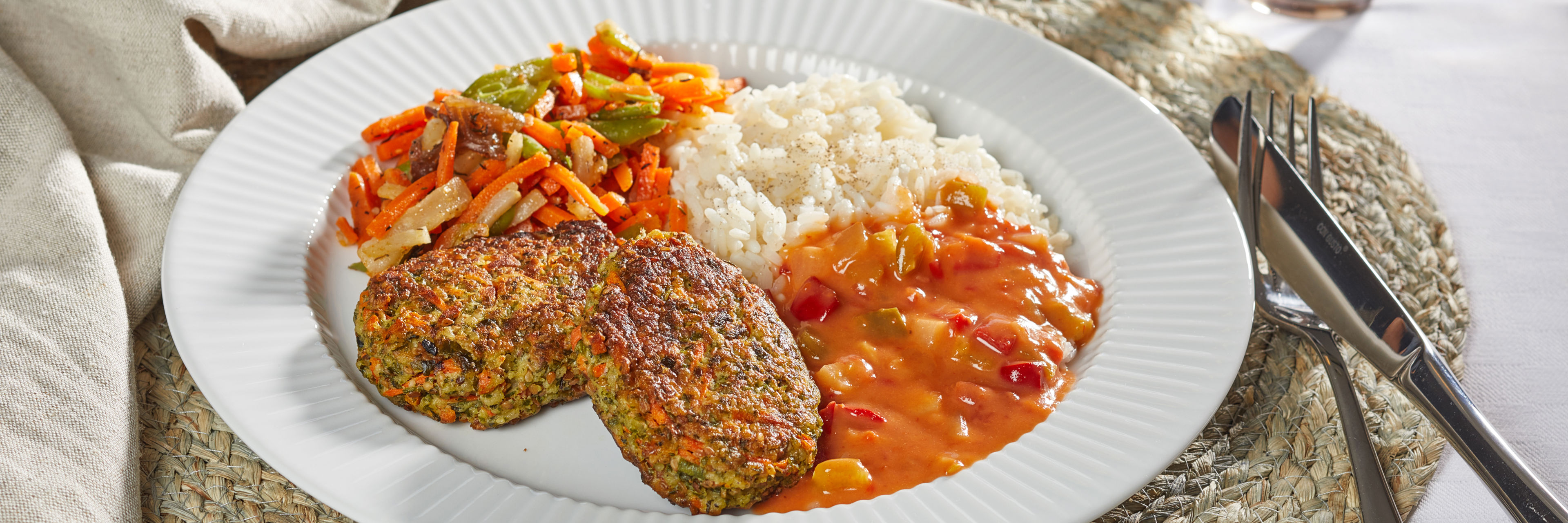 Gulerodsfrikadeller med peberfrugtsovs, ris og wokgrønt