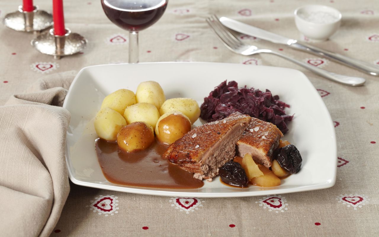 Andesteg med kartofler, sovs og rødkål