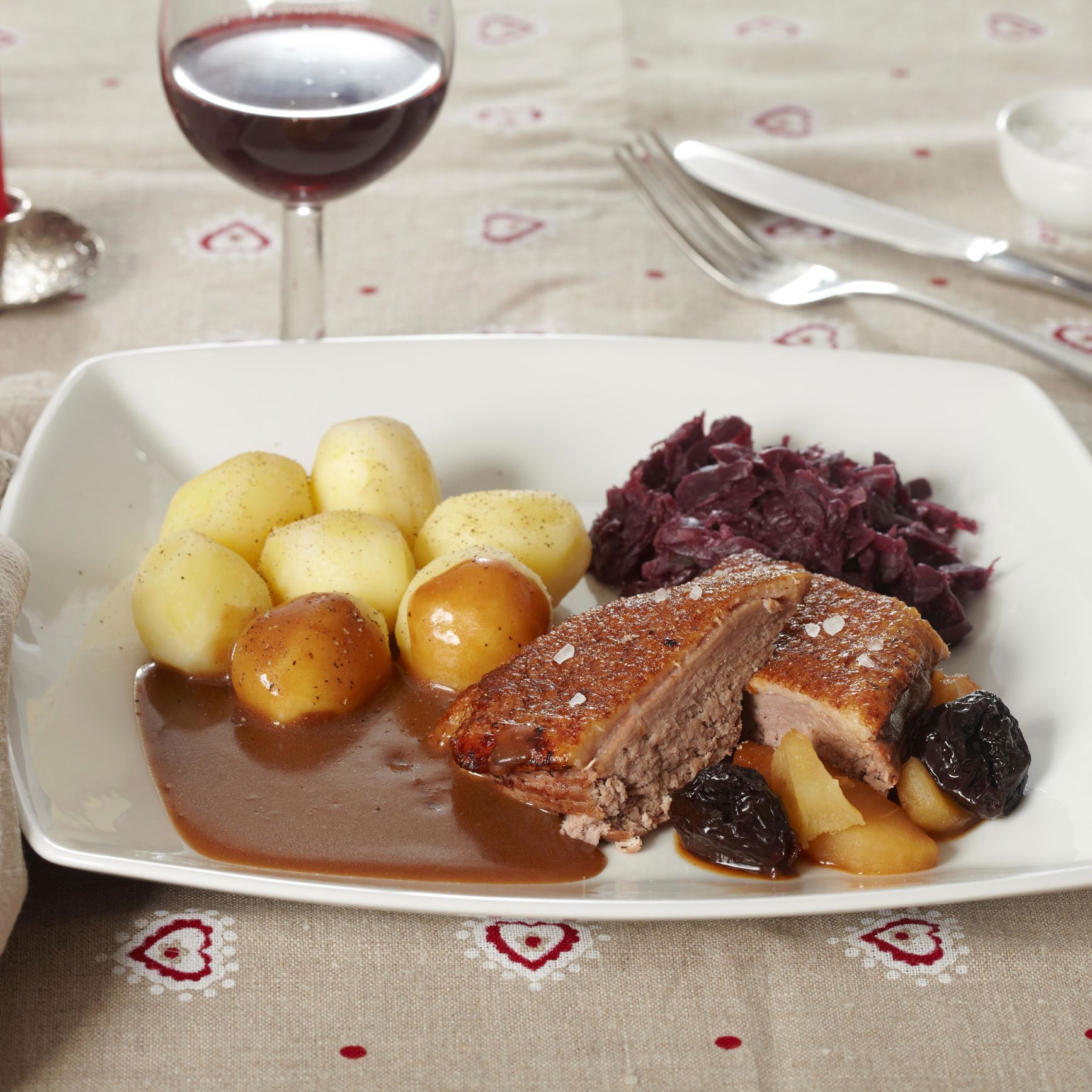 Andesteg med kartofler, sovs og rødkål