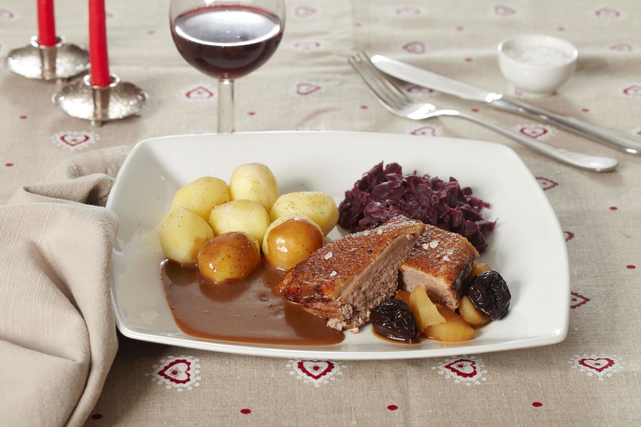 Andesteg med kartofler, sovs og rødkål