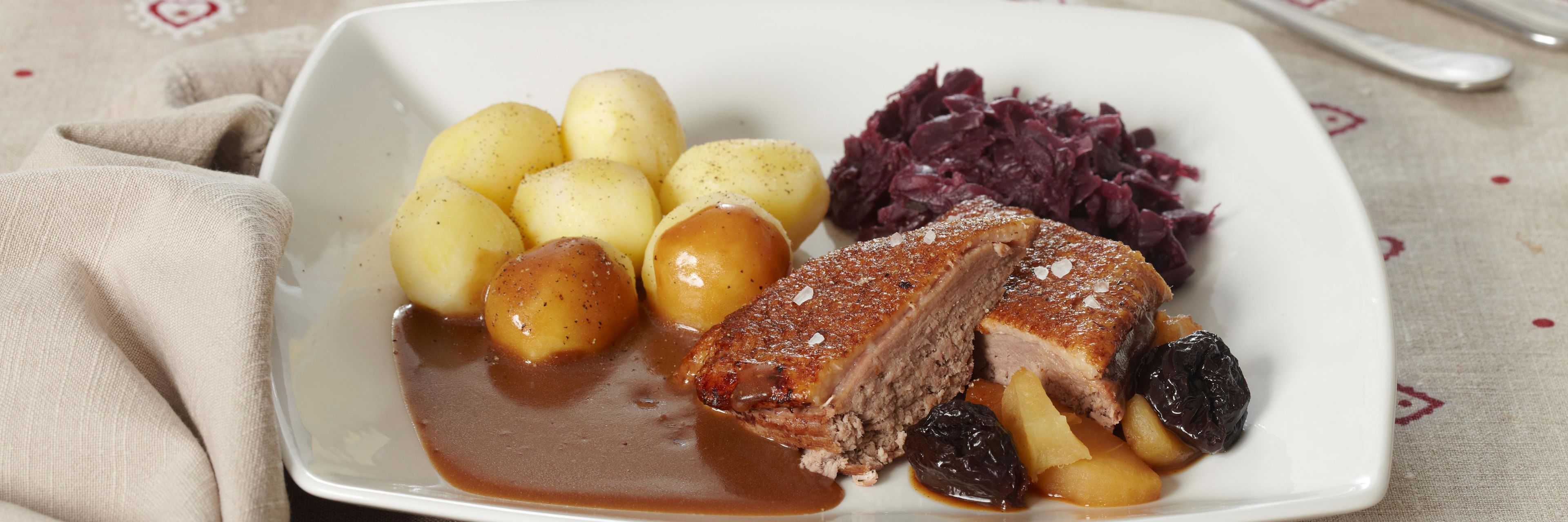 Andesteg med kartofler, sovs og rødkål