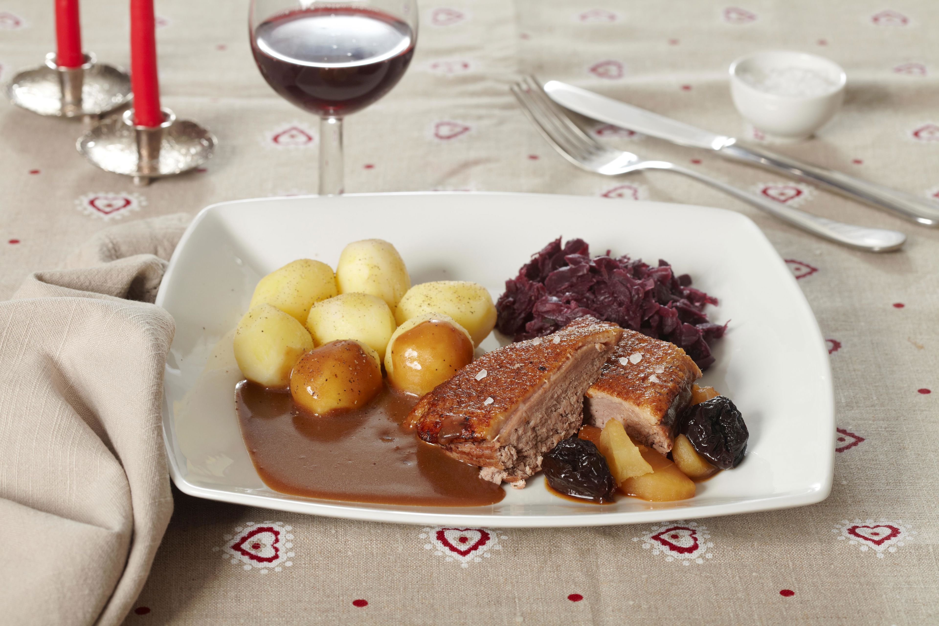 Andesteg med kartofler, sovs og rødkål