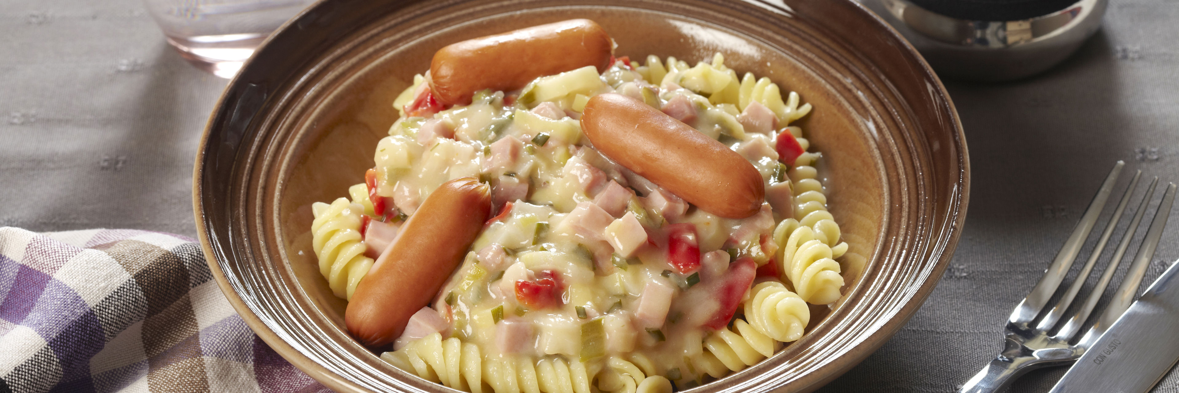 Creme pastaret med pølser og bacon