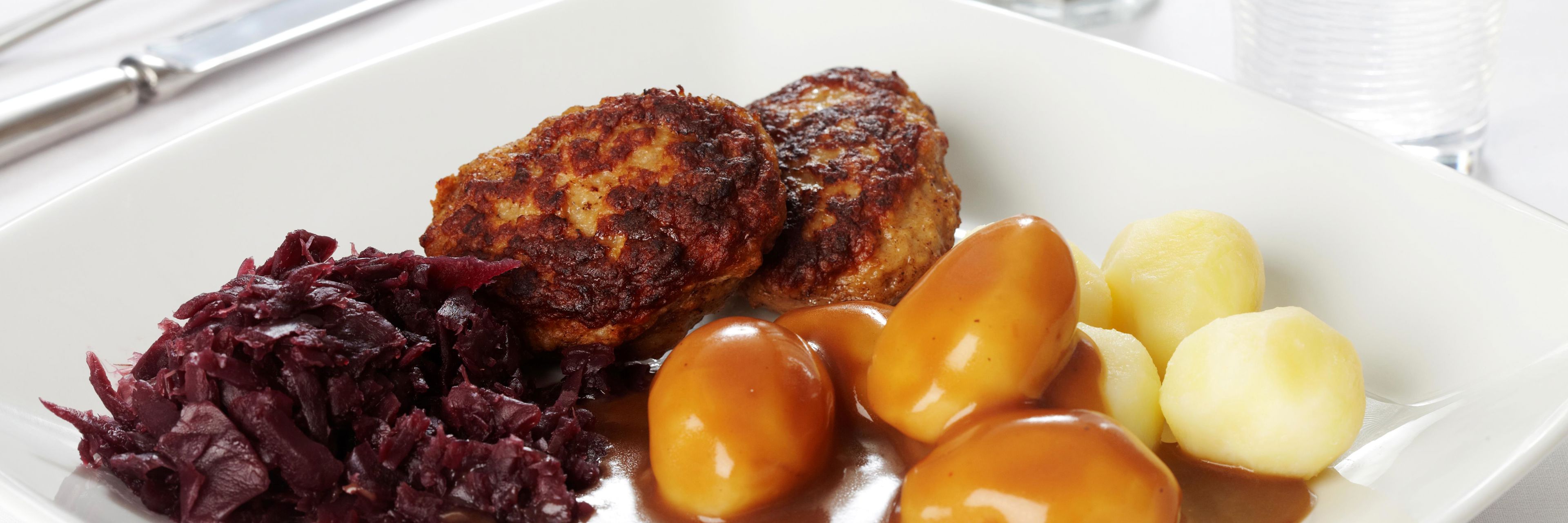 Frikadeller med rødkål, kartofler og sovs