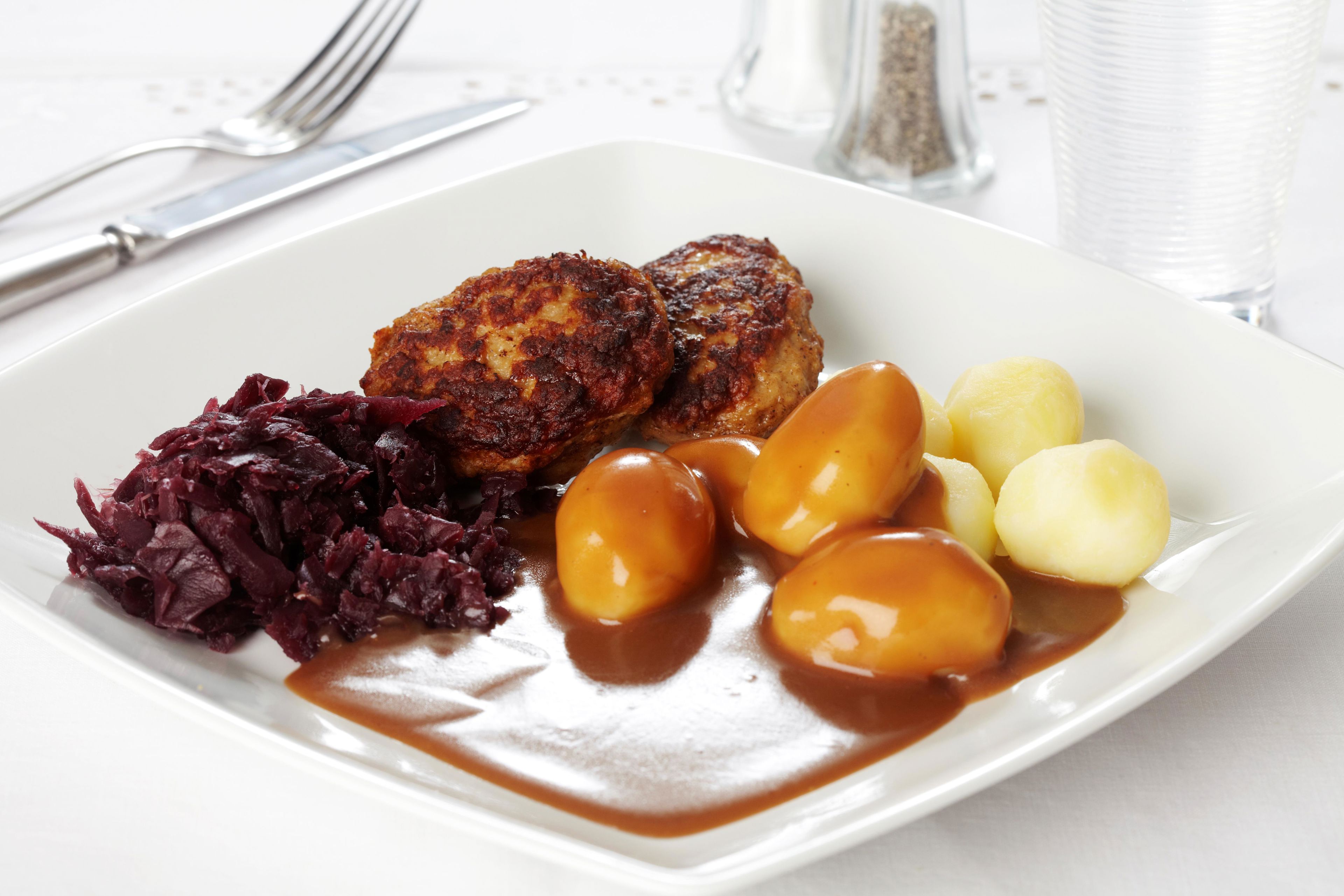 Frikadeller med rødkål, kartofler og sovs