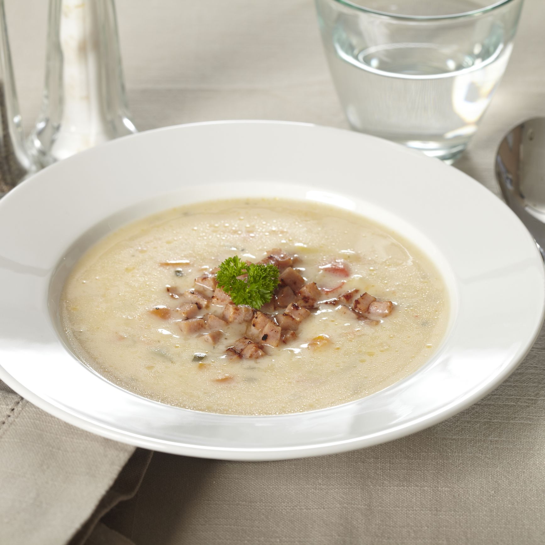 Pikant suppe med skinketern