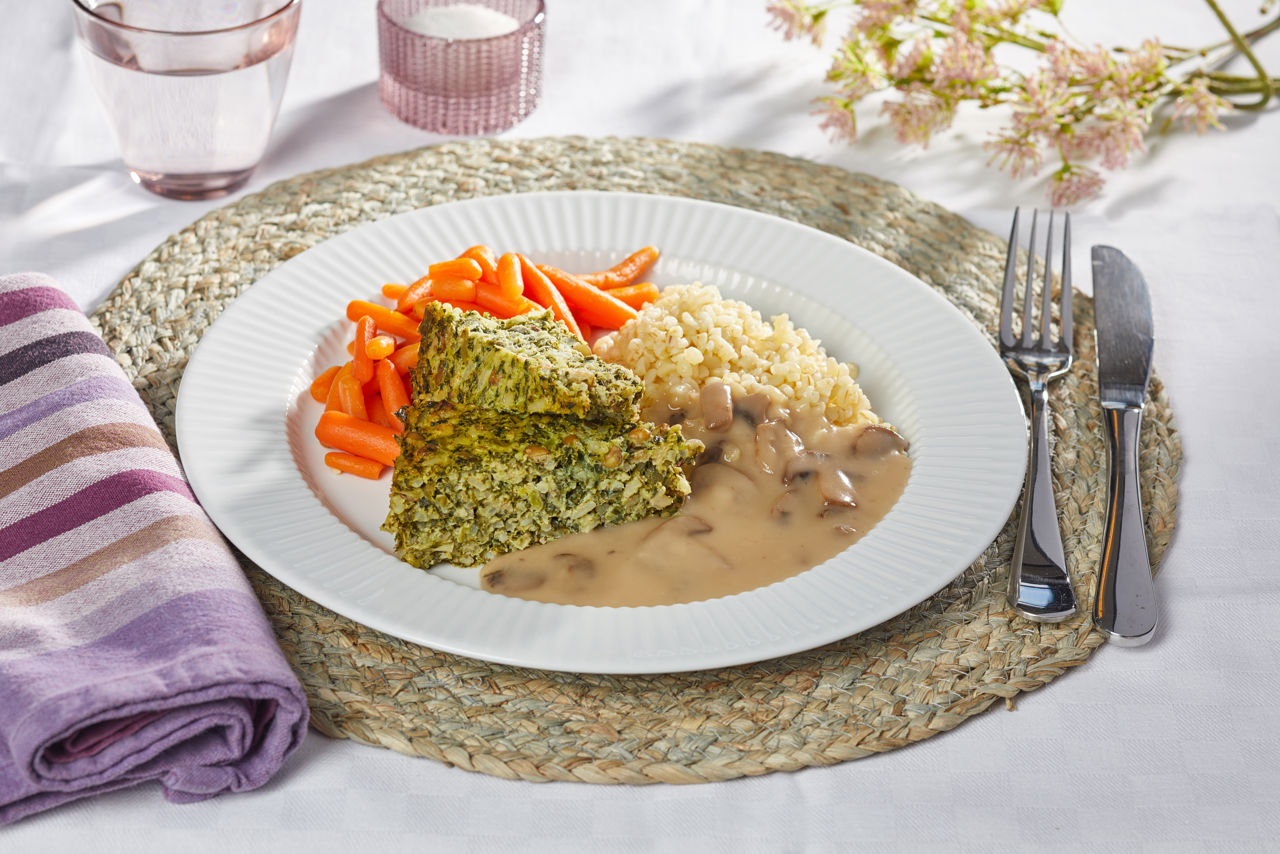 Grøn postej med flødechampignonsovs, bulgur og grønt