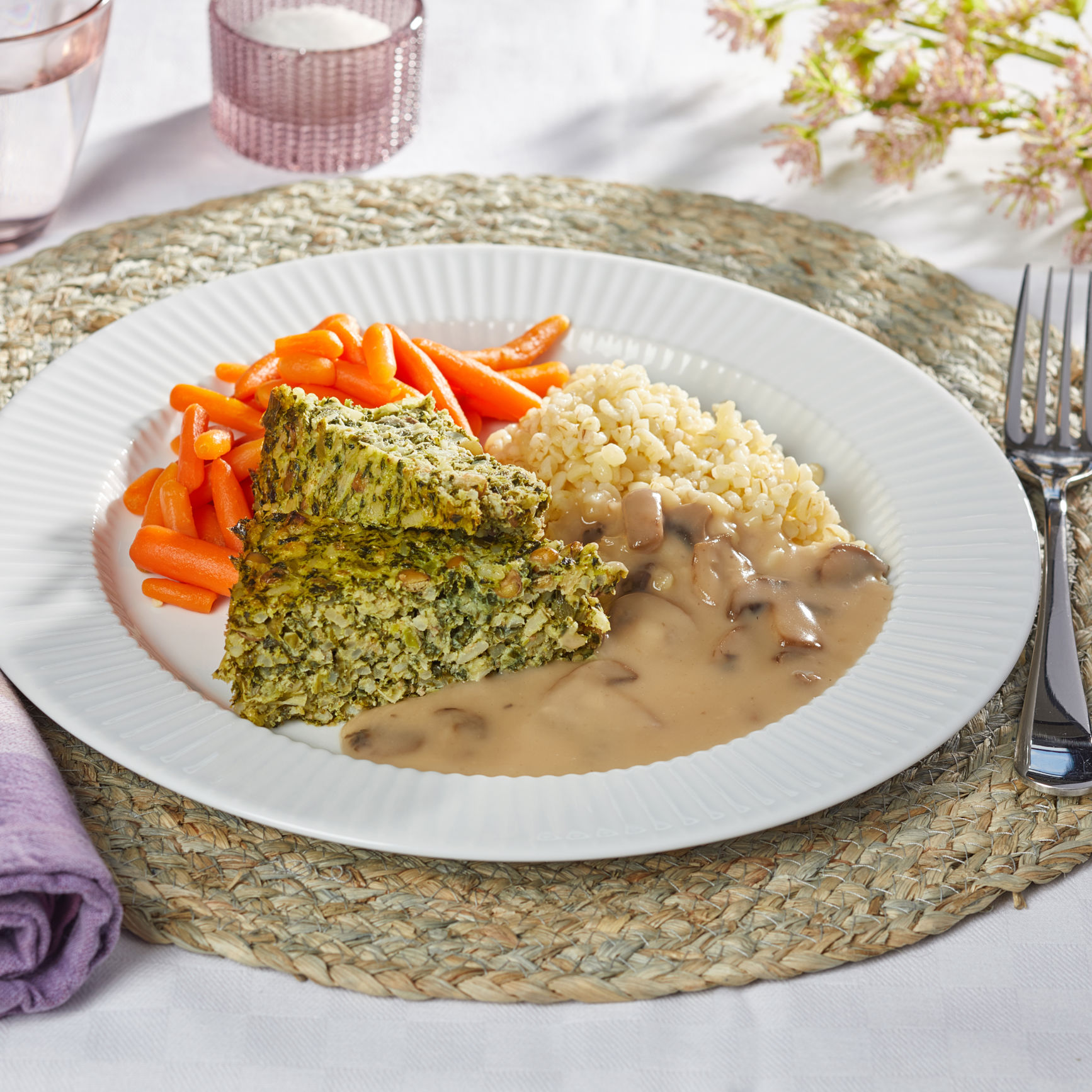 Grøn postej med flødechampignonsovs, bulgur og grønt
