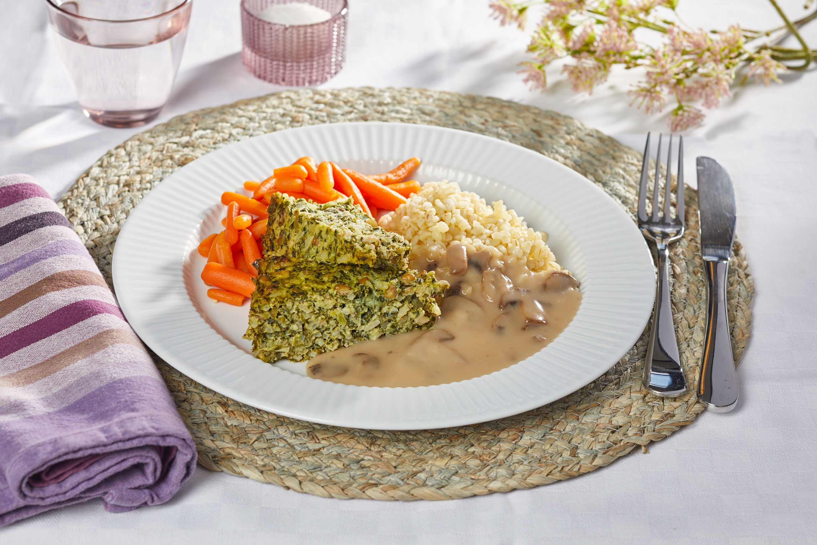 Grøn postej med flødechampignonsovs, bulgur og grønt