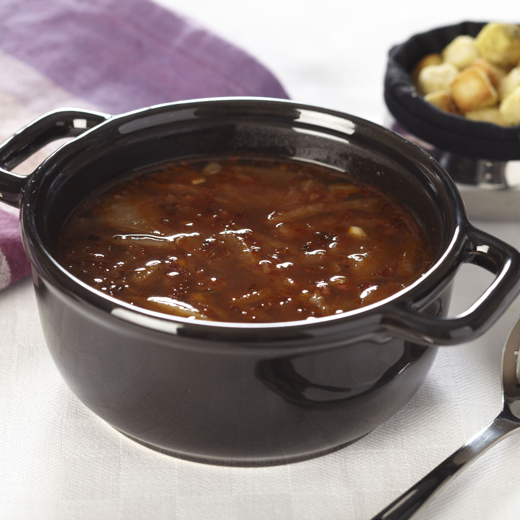 Løgsuppe med brødcroutoner