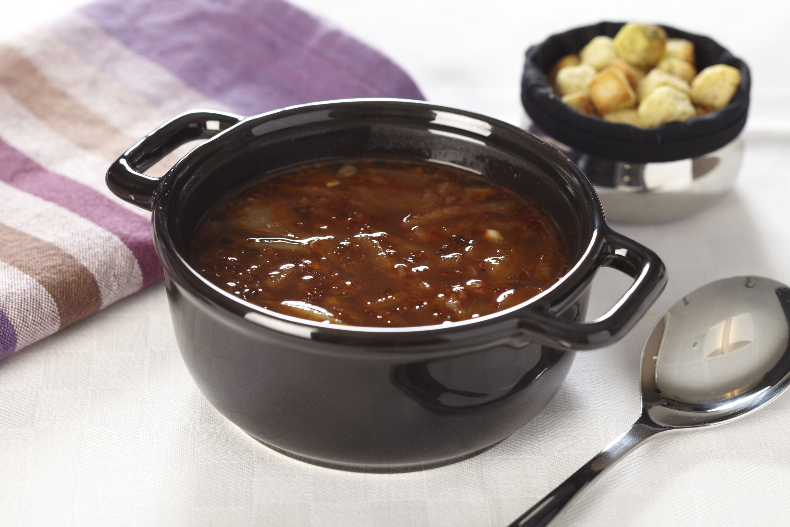 Løgsuppe med brødcroutoner