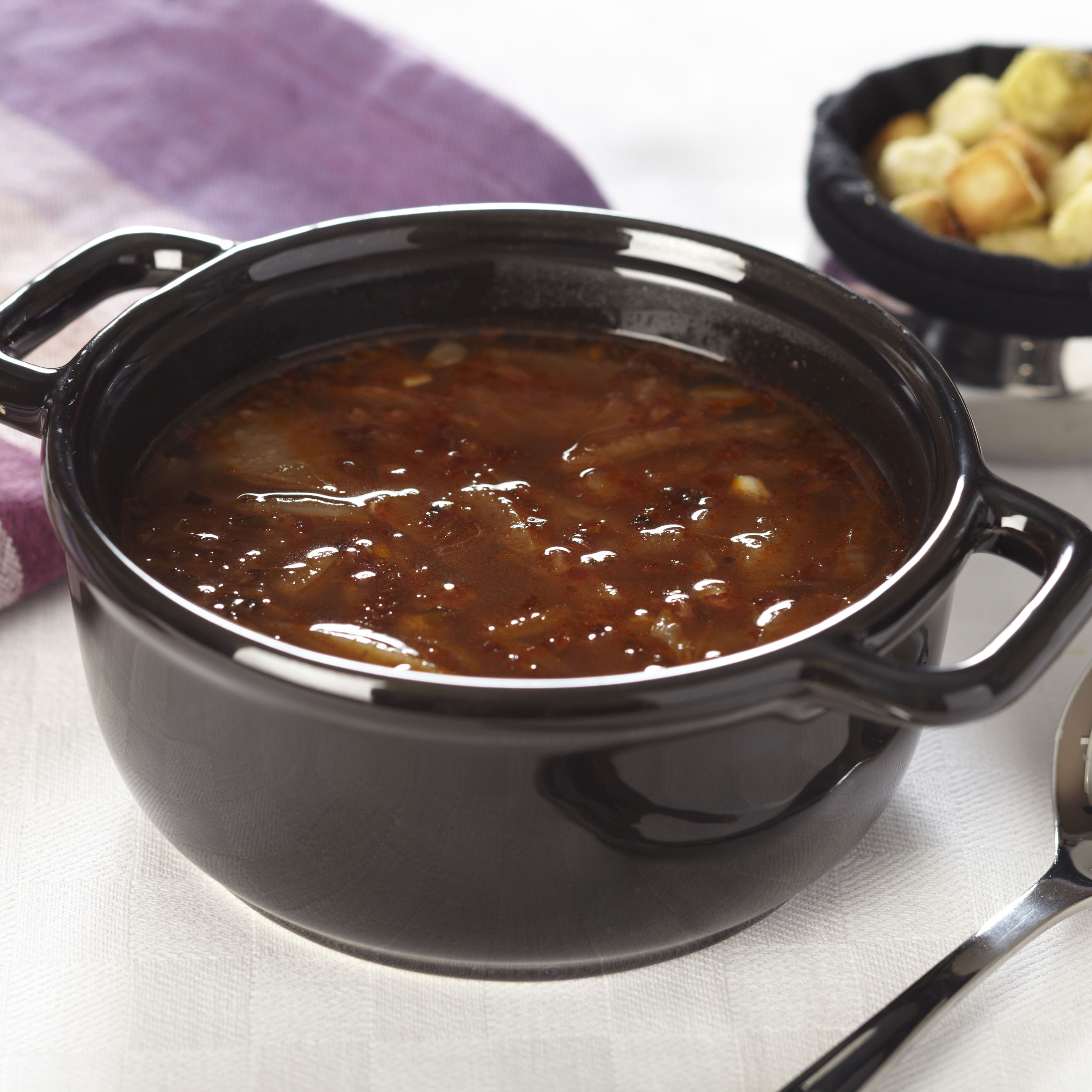 Løgsuppe med brødcroutoner